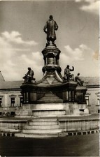 CPA Pecs Zsolnay-szobor