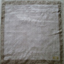 - GUESS Foulard  soie TBEG