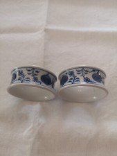 '2 RONDS DE SERVIETTES EN PORCELAINE SIGNÉE MEISSEN DÉCOR "À L'OIGNON" 