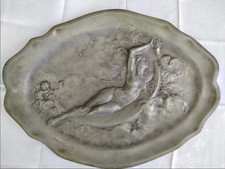 Grand plat en étain Signé