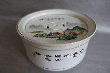 Boîte à grillon en porcelaine de Chine à décor lacustre + citation
