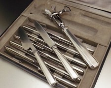 ORFEVRERIE ARGENTAL 12 COUTEAUX A ENTREMET ART DECO METAL ARGENTE VERS 1950