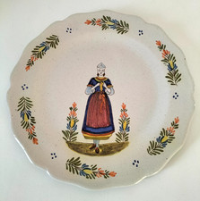 Assiette bretonne peinte à la main, décor femme au tricot, années 50