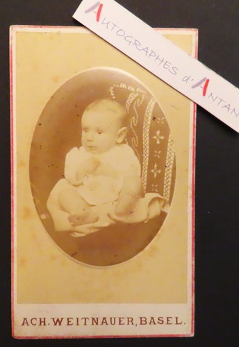Photo un bébé - ●, d'un