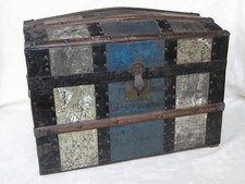 BELLE MALLE BOMBÉE ANCIENNE DE POUPÉE PARISIENNE EN BOIS RECOUVERT DE MÉTAL XIXè