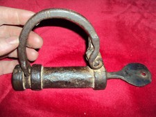 très ancien gros cadenas fer forgé objet collection serrure malle menotte