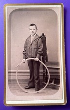 Photo CDV cca 1880 Jeune garçon en pose avec son cerceau A245