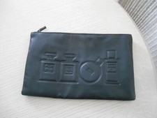 CHANEL ,  pochette /trousse maquillage. noire 28cms/18cms  FLACONS CHANEL RELIEF