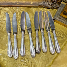 8 petits couteaux couverts