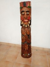  Totem multicolore sculpté