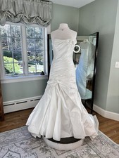 Beautiful Pronovias Taffeta