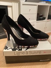 Escarpins noir, talon coloré