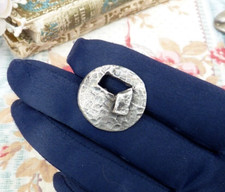 ANCIEN BOUTON décor ABSTRAIT ART MODERNE en MÉTAL martelé, Vendu à l'unité!