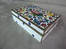 BOÎTE en émail cloisonné. Extrême-Orient.