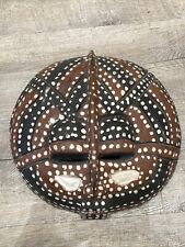 Masque africain Peint. 24 x 23 cm