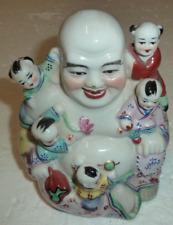 beau bouddha rieur avec 5 enfants en porcelaine de Canton, super déco 70's!