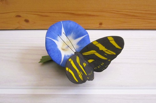 Figurine papillon sur fleur - sur,