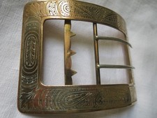 Ancienne grande BOUCLE de CEINTURE - LAITON GRAVE