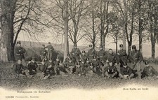 CPA Militaria Soldats Suisse Une halte en forêt Ruhepause im Schatten (14785)