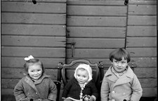 Portrait fratrie enfants porte grange - ancien négatif photo verre an. 1940