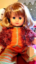 poupee mode travaux emilie  coupe courte avec jolie tenue neuve tricote y bleus
