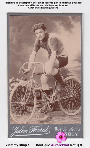 Jeune cycliste sur son vélo - jeune,