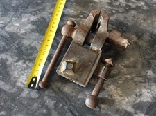 outils anciens,old tool,beau petit étau avec enclume de bijoutier...