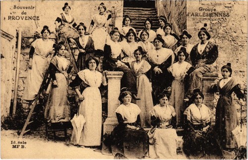 Cpa groupe arlesiennes - groupe, d'arlesiennes