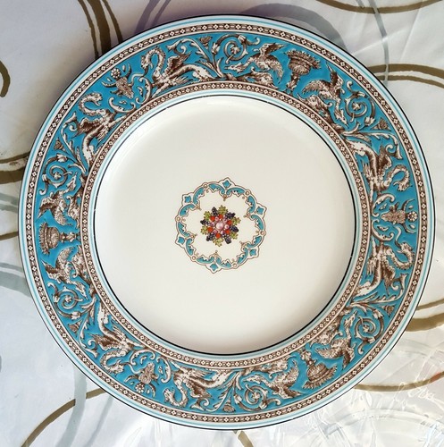 Wedgwood lot 2 assiettes - -,
