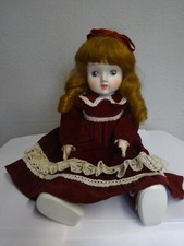 JOLIE PETITE POUPEE PORCELAINE