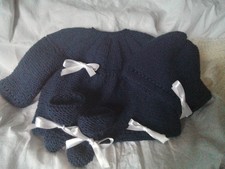 BRASSIERE  BONNET ET CHAUSSONS TAILLE NAISSANCE  NEUF FAIT MAIN