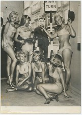 Julian Moulton se prend pour James Bond. Mannequins. 1965.