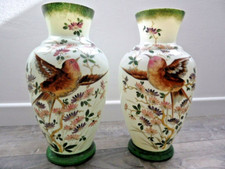 Imposante paire de vases en opaline émaillée à décor d'oiseaux début XXème