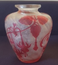 Cristallerie de Pantin, très joli vase en verre givré, décor de fuschias