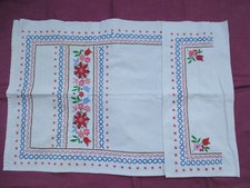 Cache-torchon brodé main