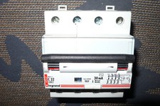 DISJONCTEUR DIFFERENTIEL TETRAPOLAIRE 32A 30mA COURBE C TYPE AC LEGRAND 32AMPERE
