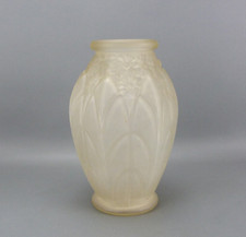 Ravissant vase en verre moulé
