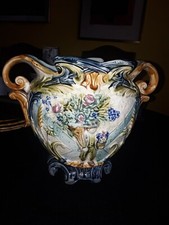 BEAU CACHE POT ANCIEN EN BARBOTINE D'ONNAING " JARDINIER AU BOUQUET DE FLEURS"