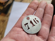 Ancienne plaque numéro de porte chambre d'hôtel N°716 en aluminium diam: 3 cm