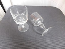 Suite de deux verres à vins cristal taillé jambes prismes  à facettes