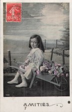 CP AMITIE ENFANT ASSIS SUR BROUETTE FLEURS - 34343