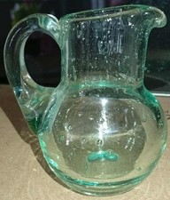 Biot, signé - Petit broc / pichet en verre bullé couleur vert d'eau - H. 8 cm