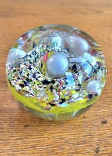 Sulfure Presse-Papier Boule fond jaune confettis colorés avec bulles 8 cm