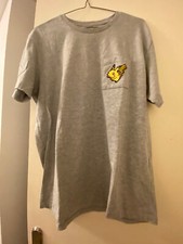 2 T-shirt taille L : Nike noir "JUST DO IT " et CELIO gris Pikachu
