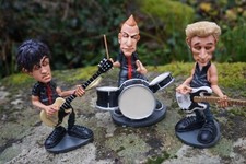 841.06   FIGURINE GROUPE STYLE