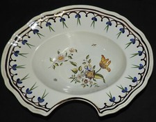 Grand plat à barbe - Faïence XXème - Décor floral "fait main"