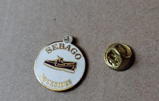pin's mode / chaussure Sebago docksides (EGF doré signé MVS) hauteur: 2,5 cm