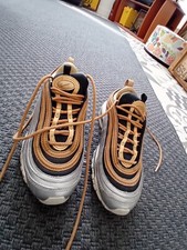 Basket Chaussure nike air max doré et argenté 