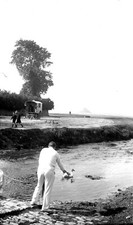 Homme baie Mont-Saint-Michel roulotte - ancien négatif photo an. 1920