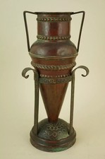 Vase amphore pointu et support en cuivre, attribué à Claudius Linossier, France